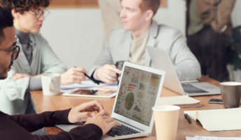 Werkgever moet met werknemer in gesprek over het thuiswerkadvies