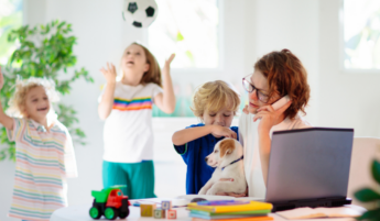 Jonge ouders ondanks stress van de pandemie wel fan van thuiswerken